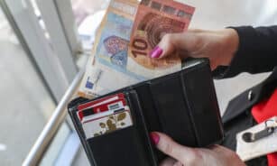 Piniginė su pinigais. ELTA/Mariaus Morkevičiaus nuotr.