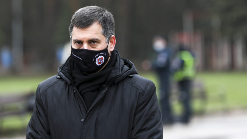 Įtemptas pirmadienio rytas: po grasinimų mokykloms policija siunčia aiškią žinutę
