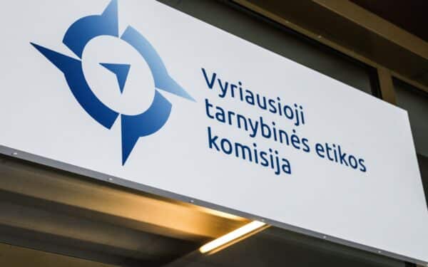 Asmeninė nauda ir šiurkštūs pažeidimai: direktorius du kartus pasirašė įsakymus dėl savo algos