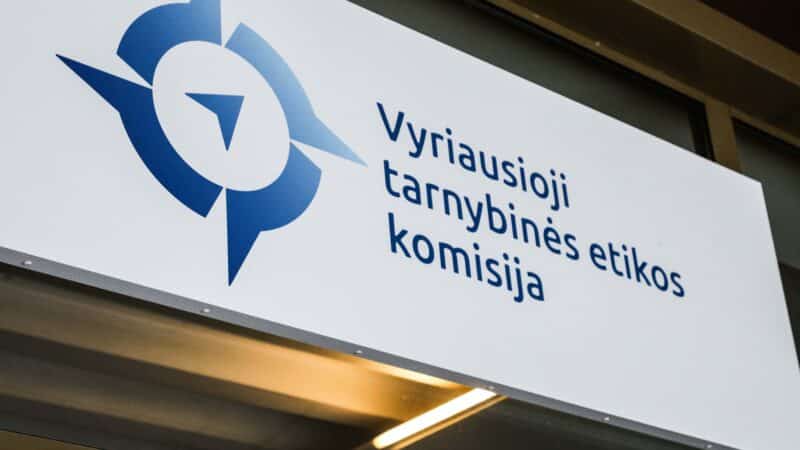 Asmeninė nauda ir šiurkštūs pažeidimai: direktorius du kartus pasirašė įsakymus dėl savo algos