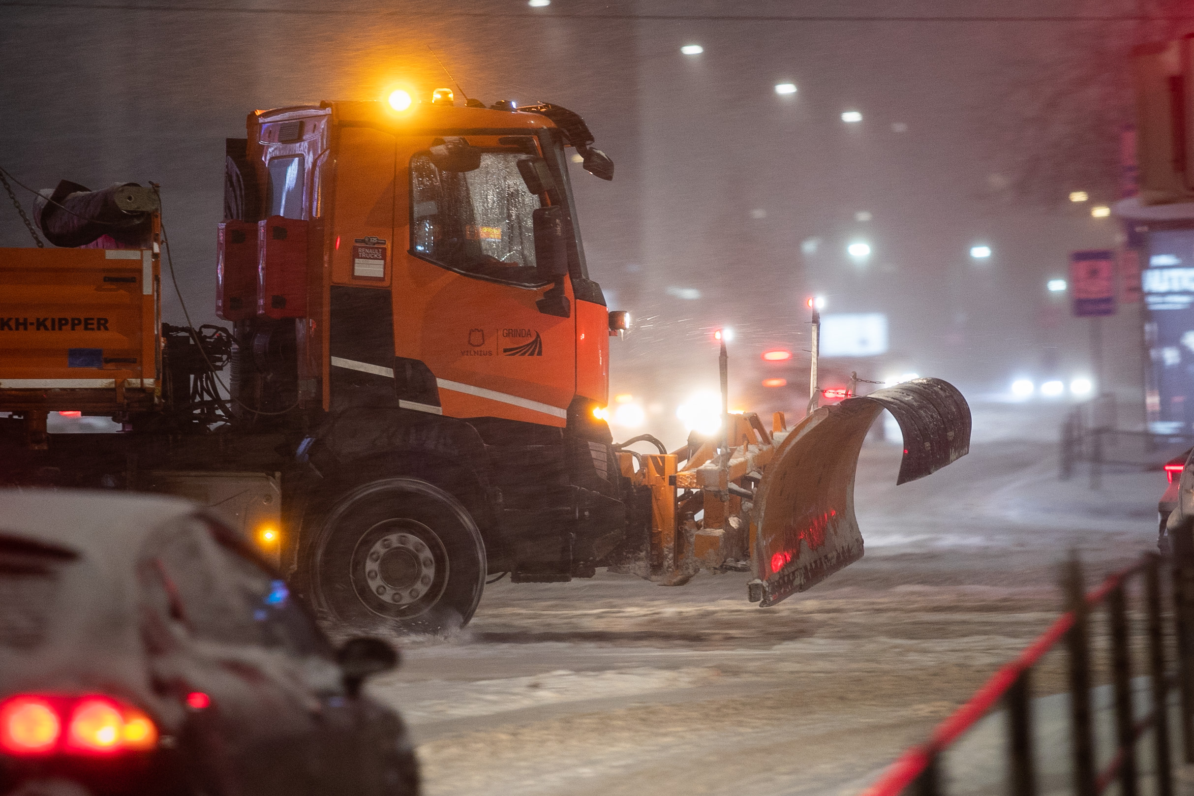 Kelininkai skelbia: pagrindiniai keliai nuvalyti, bet eismo sąlygos vis dar reikalauja atsargumo