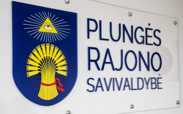 Plungėje likviduojami ciklono padariniai: intensyvūs darbai vyksta gatvėse ir aikštėse