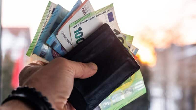 Iki 1000 eurų per mėnesį: paaiškėjo, kas gali pretenduoti į šią stipendiją