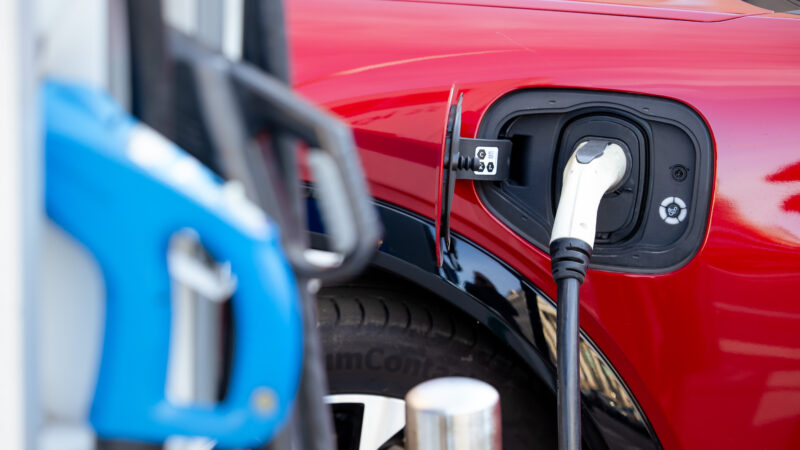 Aiškus signalas rinkai: elektromobiliai Lietuvoje muša augimo rekordus