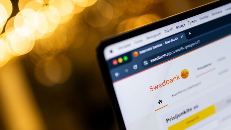 Galite nepasiekti savo pinigų: „Swedbank“ įspėja savo klientus, gali kilti nepatogumų