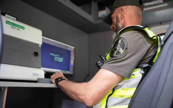 Kauno oro uoste pasieniečiai sulaikė iš JK išsiųstą vyrą, jo dvejus metus ieškojo Lietuva