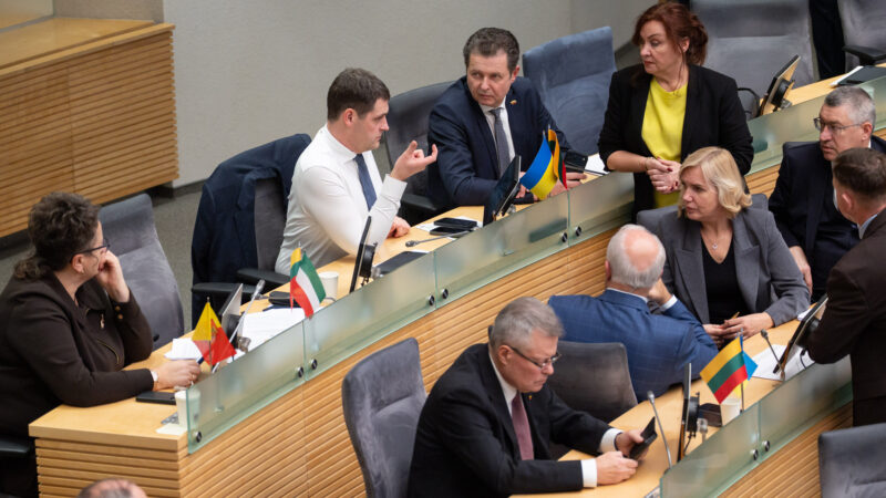 Koalicijos konfliktas aštrėja: aiškėja, jog „Nemuno aušra“ atleido du „valstiečių“ viceministrus