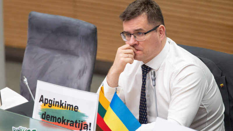 Valdančiųjų autoritetas braška: opozicija pradeda nepasitikėjimo J. Oleku projektą