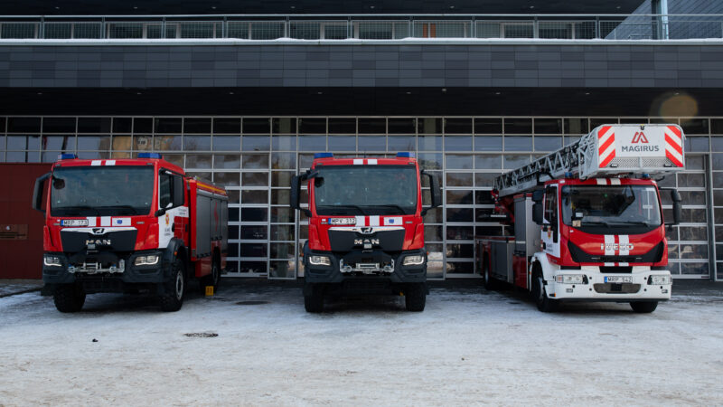 Siaubingas gaisras rajone, sudegė pastatas, vyras išvežtas į ligoninę su nudegimais