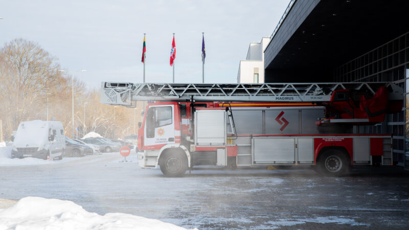Gaisras Kauno rajone: liepsnose sudegė lenktyninis automobilis ir vandens motociklai