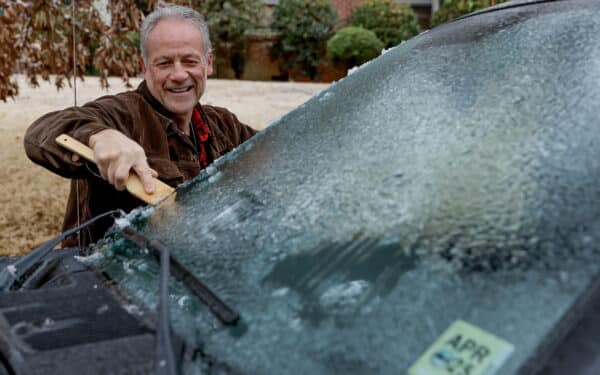 Sinoptikai skelbia rimtą pavojų: situacija keliuose sparčiai blogėja