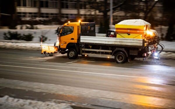 Sudėtingos eismo sąlygos Vilniuje: vairuotojų prašoma praleisti barstytuvus, galimi viešojo transporto vėlavimai