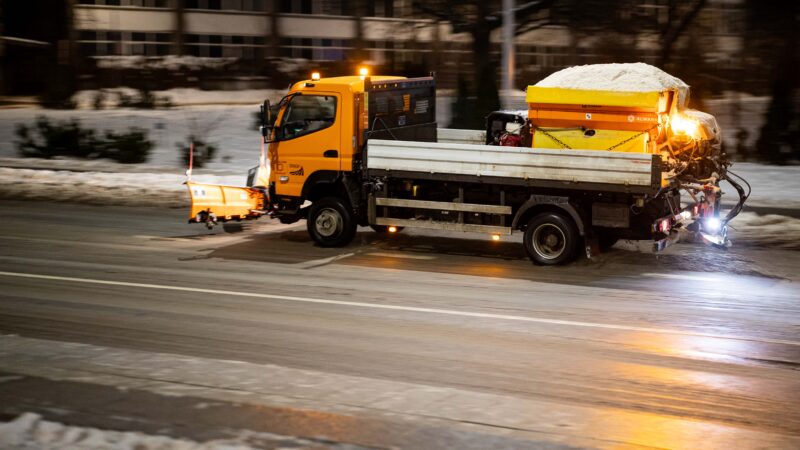 Sudėtingos eismo sąlygos Vilniuje: vairuotojų prašoma praleisti barstytuvus, galimi viešojo transporto vėlavimai