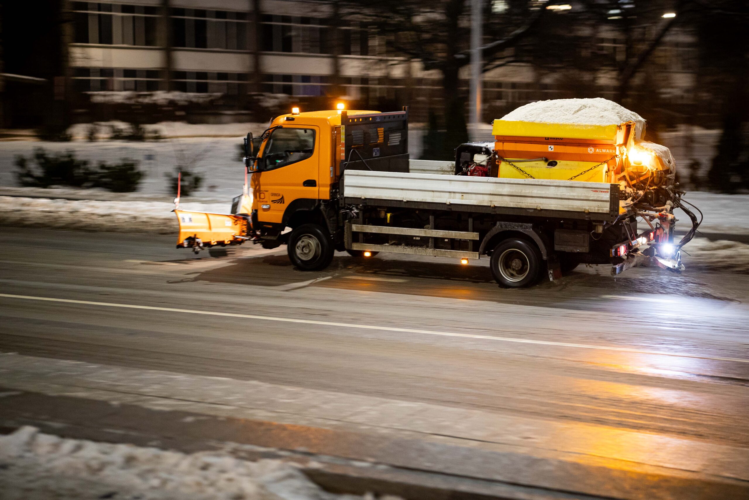 Sudėtingos eismo sąlygos Vilniuje: vairuotojų prašoma praleisti barstytuvus, galimi viešojo transporto vėlavimai