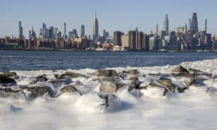 Niujorkas pasitelkė „sūkurines vonias“ sniegui ištirpdyti. EPA-ELTA