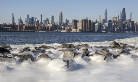 Niujorkas pasitelkė „sūkurines vonias“ sniegui ištirpdyti. EPA-ELTA