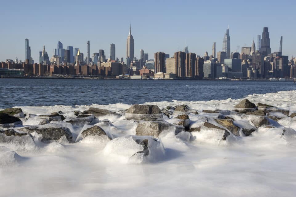 Niujorkas pasitelkė „sūkurines vonias“ sniegui ištirpdyti. EPA-ELTA