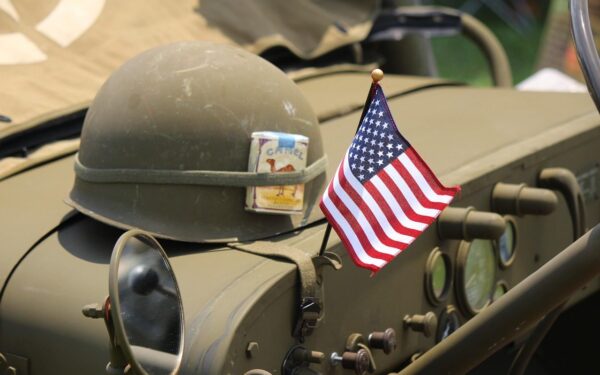 Moterims kariuomenėje bus sunkiau: kokius naujus reikalavimus įveda Donaldas Trumpas?