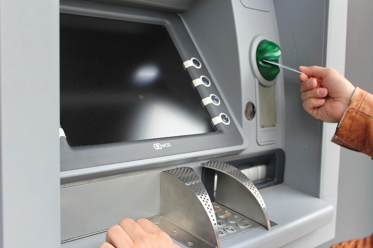 Sąskaita gali būti ištuštinta per kelias minutes: štai ką privalote patikrinti prieš naudodamiesi bankomatu