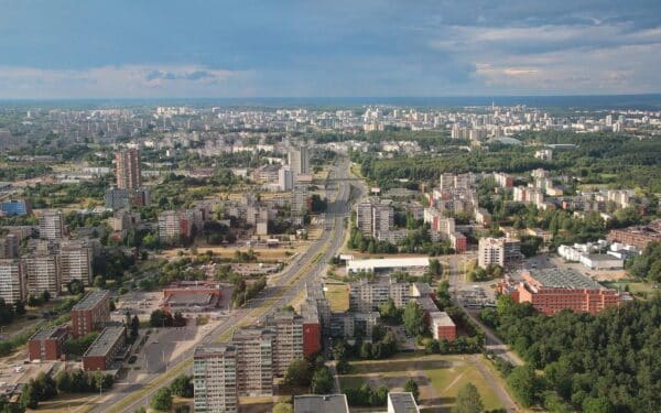 Šis Baltijos regiono miestas Lietuvius traukia kaip išprotėjusius: apklausa parodė, kas jame patraukliausia naujakuriams