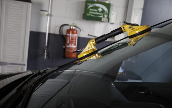 Atidėliojate automobilio stiklo remontą? Štai kiek tai iš tiesų kainuoja ir kuo gresia jums