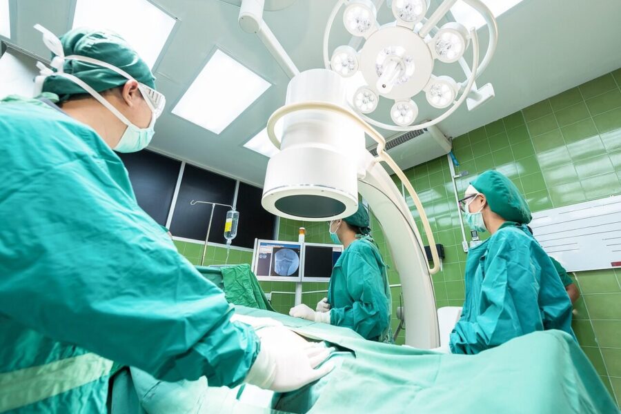 Teismas: didesnė neturtinė žala už moteriai per klaidą išoperuotą sveiką sąnarį priteista pagrįstai