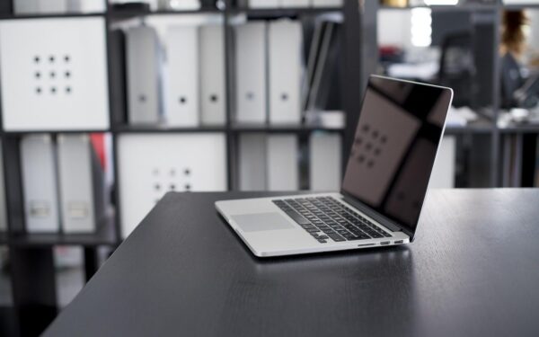 „Apple“ ruošia staigmeną: naujasis „MacBook“ gali kainuoti perpus mažiau nei įprasta