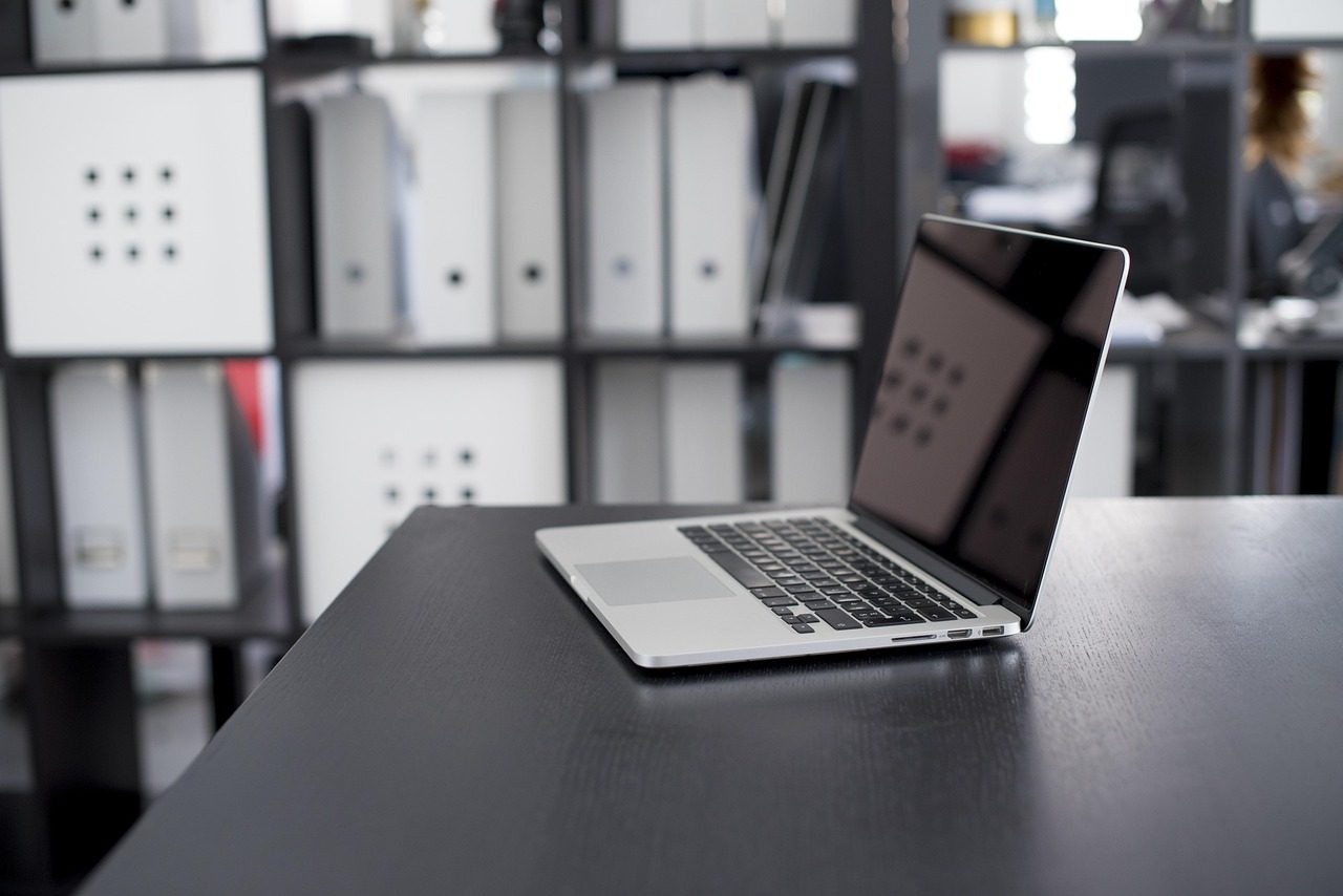 „Apple“ ruošia staigmeną: naujasis „MacBook“ gali kainuoti perpus mažiau nei įprasta