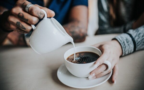 Ar kava su pienu iš tiesų kenkia? Mokslas atskleidė, kaip šis derinys keičia jūsų organizmą