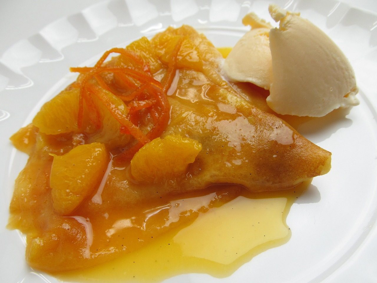 Atsibodo paprasti blynai? Sužinokite, kaip namuose paruošti garsųjį „Crêpe Suzette“ desertą