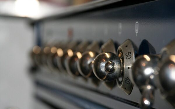 Viryklės rankenėlės vėl suksis lengvai: štai kaip jas nuvalyti be vargo ir brangios chemijos