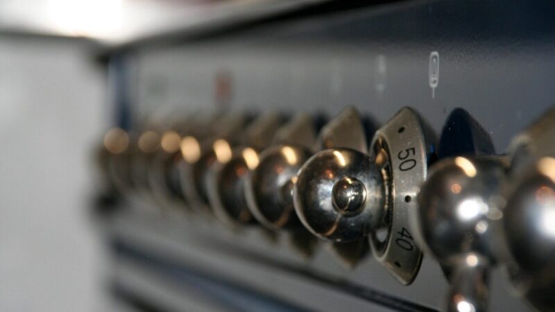Viryklės rankenėlės vėl suksis lengvai: štai kaip jas nuvalyti be vargo ir brangios chemijos