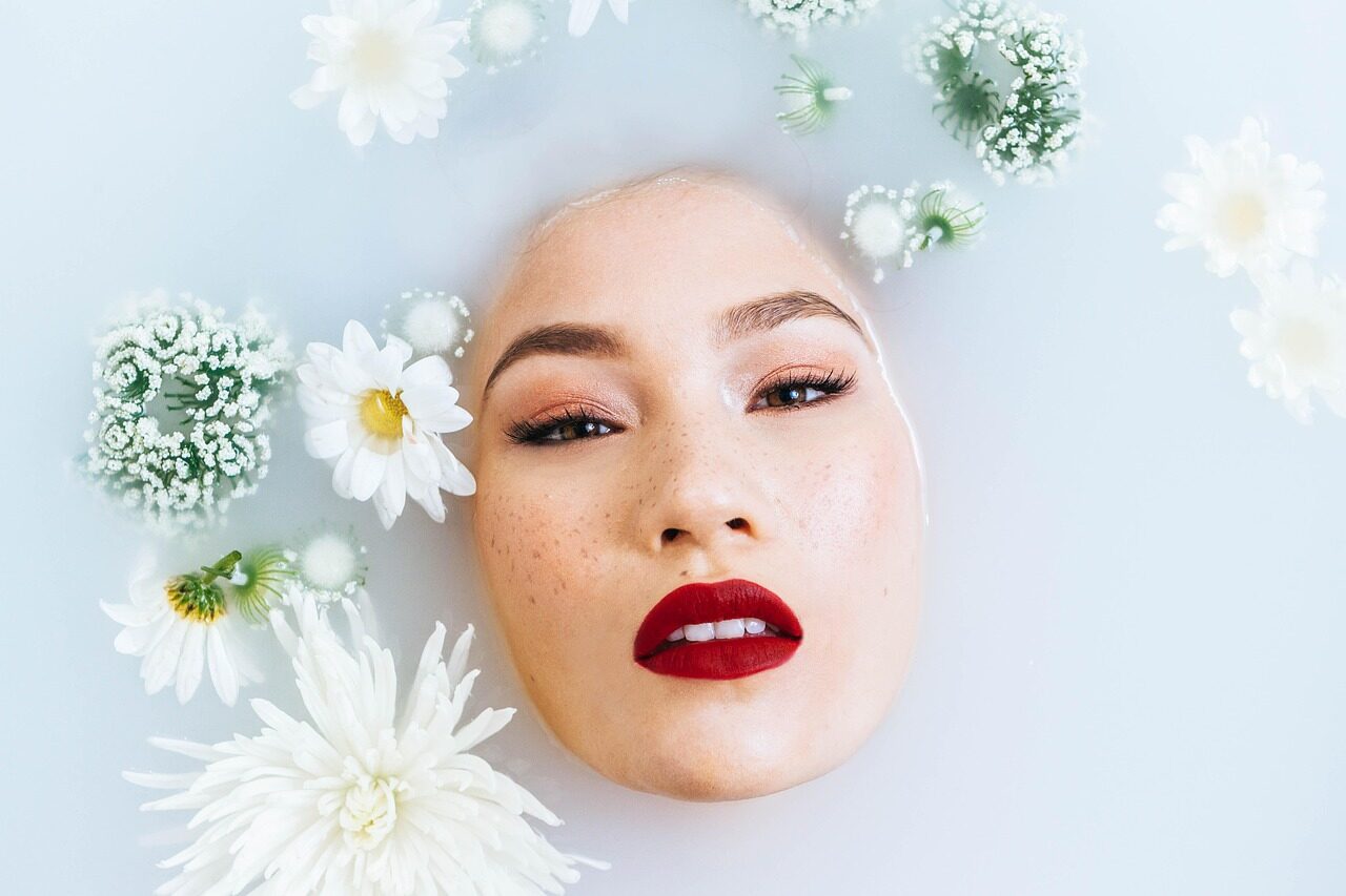 Dermatologai atskleidė nuo kokio amžiaus būtina pradėti naudoti kremus nuo raukšlių