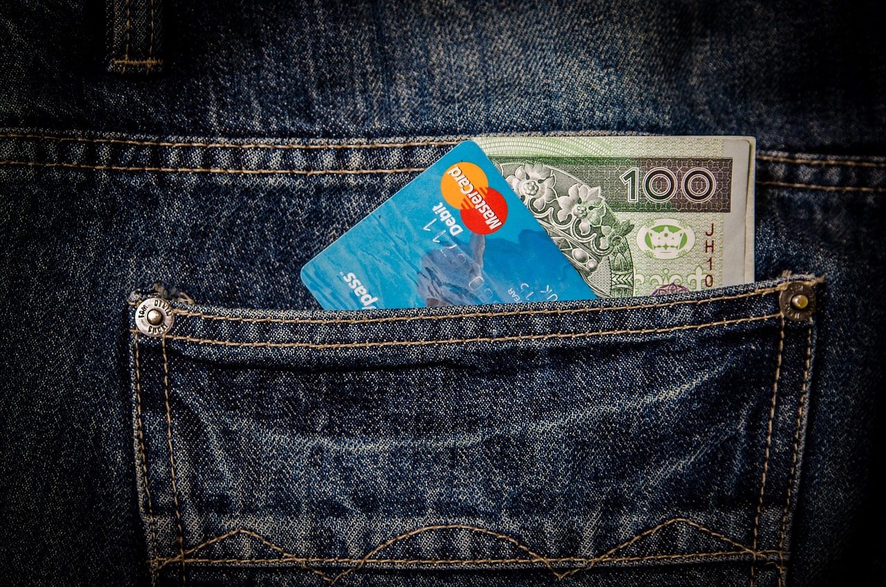 Pinigai tiesiog tirps akyse: sužinokite, kokie daiktai kišenėse pritraukia skurdą