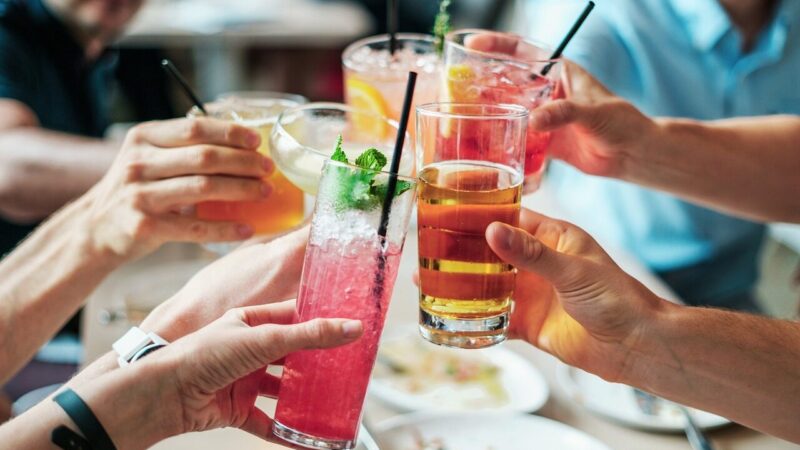 Manote, kad pavojingas tik ilgametis alkoholizmas? Naujas tyrimas rodo, ką žarnynui padaro vos kelios girtavimo naktys