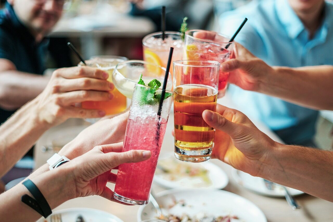 Manote, kad pavojingas tik ilgametis alkoholizmas? Naujas tyrimas rodo, ką žarnynui padaro vos kelios girtavimo naktys