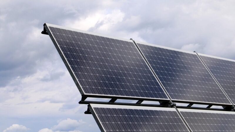 Saulės elektrinių banga neslūgsta: ketvirtadalis Lietuvos elektros jau gyventojų rankose