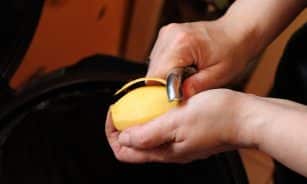 peel the potato, hands, potato, kitchen work, peeler, kitchen, cook, peel, kitchen waste, peel potatoes, potato, potato, potato, potato, potato, peeler, peel, peel, peel, peel, kitchen waste