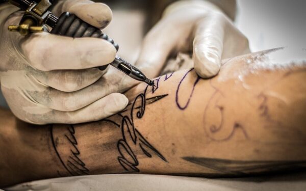 Dešimtmečius apie tai nekalbėta: tatuiruotės veikia imunitetą labiau, nei buvo manoma
