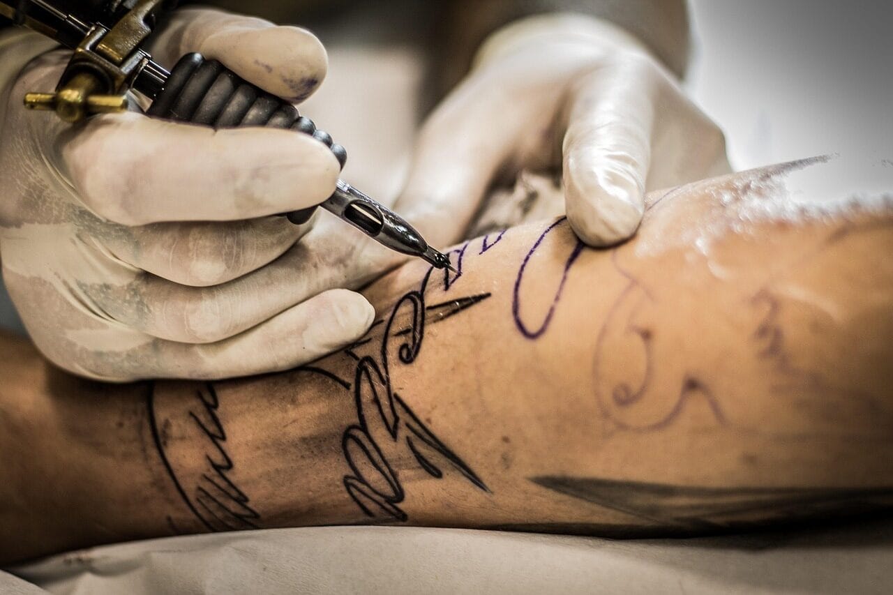 Dešimtmečius apie tai nekalbėta: tatuiruotės veikia imunitetą labiau, nei buvo manoma