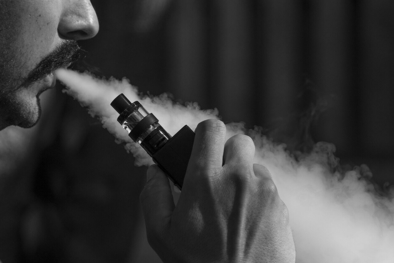 Mokslininkai įspėja: elektroninės cigaretės gali sukelti plaučių ir burnos vėžį