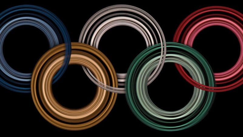 TOK smūgis Ukrainai: sportininkas diskvalifikuotas dėl simbolinio gesto, Rusija ploja atsistojus