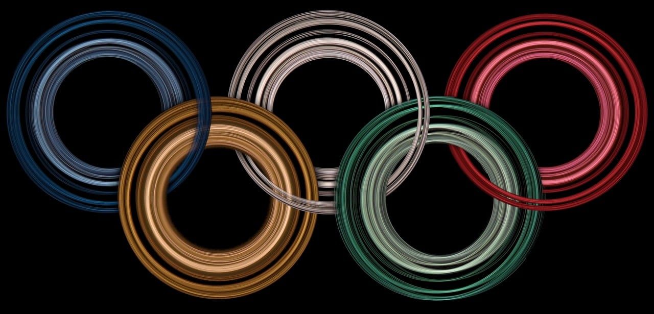 TOK smūgis Ukrainai: sportininkas diskvalifikuotas dėl simbolinio gesto, Rusija ploja atsistojus