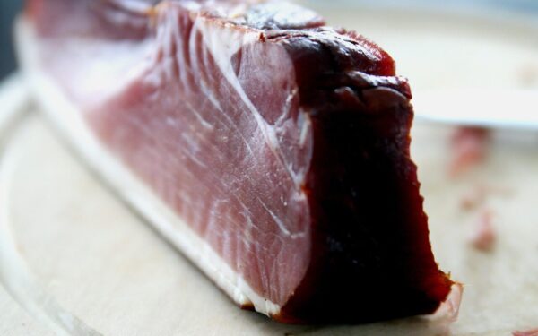 Išduoda viena detalė: kaip paprastu judesiu atpažinti natūralius ir kokybiškus lašinius?