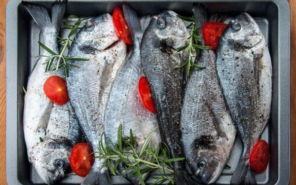 Paprastas triukas virtuvėje: kaip švariai nuvalyti žuvį vos per kelias minutes?