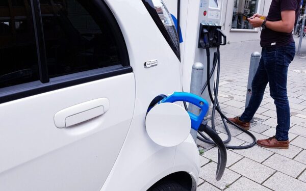 Pamirškite įkrovimo stoteles: sužinokite, kaip elektromobiliai krausis tiesiog važiuojant