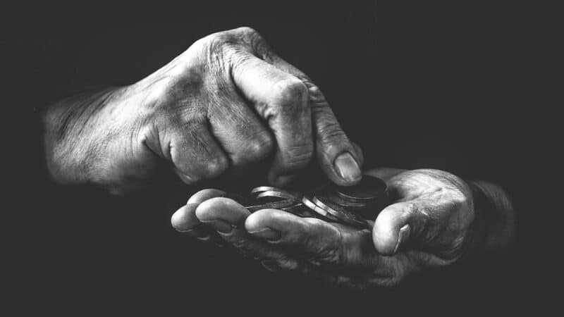 Karo našta persimetė ant pensininkų pečių: Rusijoje daugėja alkstančių senolių