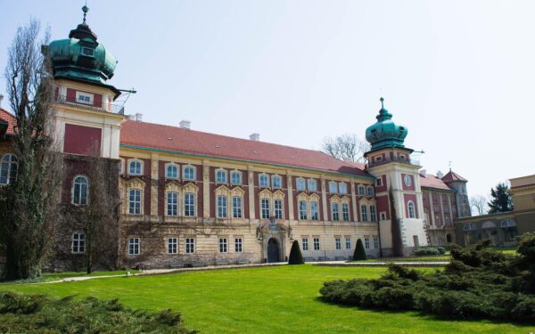 Gražiausia pilis visai šalia mūsų: kur galite pamatyti neregėtą prabangą ir orchidėjas?