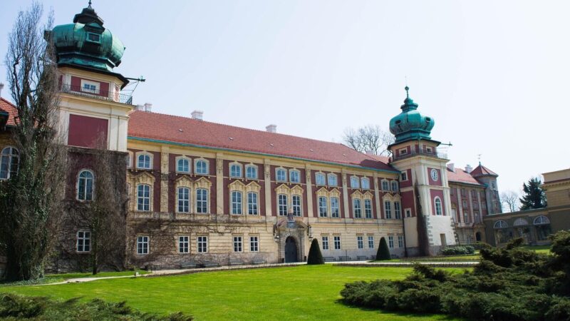 Gražiausia pilis visai šalia mūsų: kur galite pamatyti neregėtą prabangą ir orchidėjas?