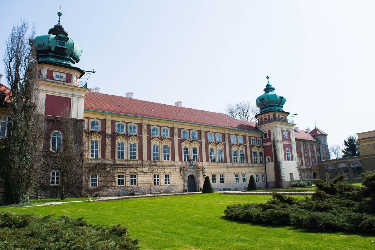Gražiausia pilis visai šalia mūsų: kur galite pamatyti neregėtą prabangą ir orchidėjas?